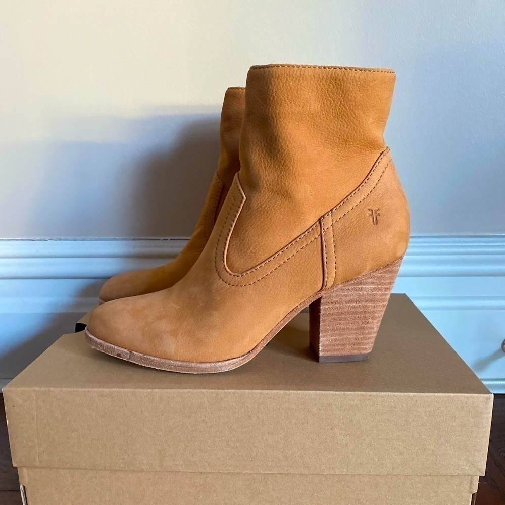 Frye Essa Leather Bootie in Sand Size 8M